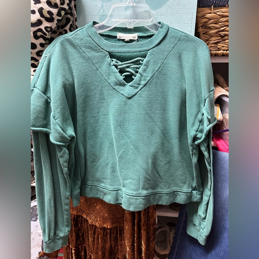 Cute cropped sweater
Medium
